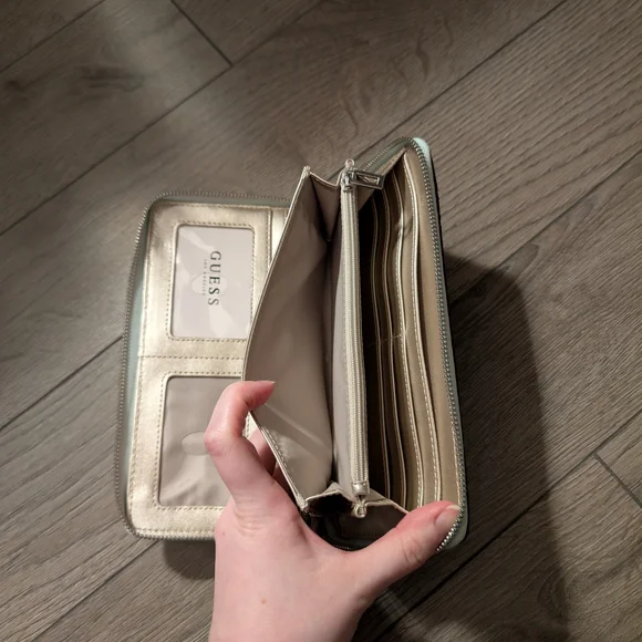 Guess MINT Handbag and Wallet Set - Picture 7 of 7